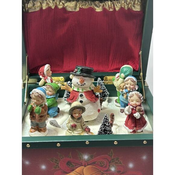Animated Christmas Music Chest/Box We Wish you a Merry Christmas Figgy Pudding - Picture 1 of 11